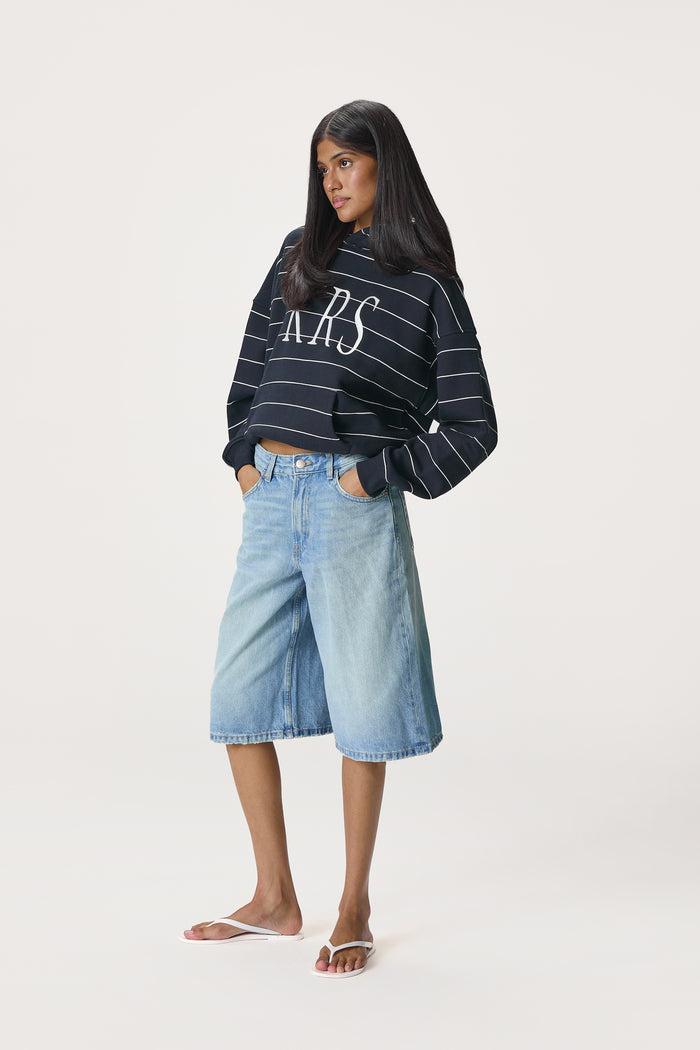 Model is 5'9" and wears a size S