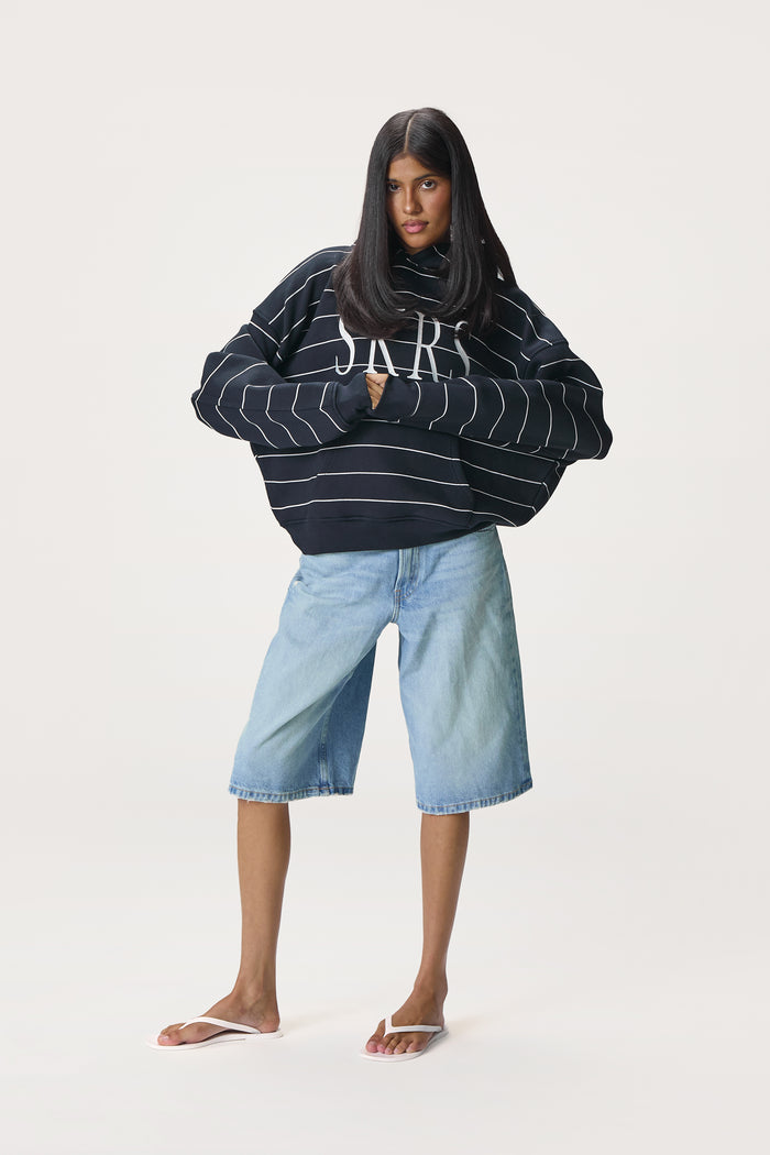 Model is 5'9" and wears a size S