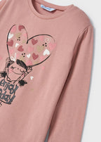 Close-up of heart and character graphic on rosado Mayoral top