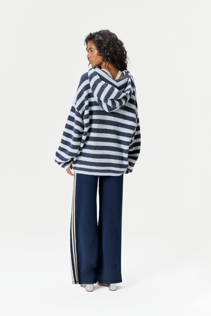 Model is 5'9" and wears a size S.