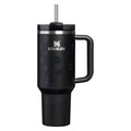 Termo Stanley Sweetheart Skulls de 40 oz, vista frontal negra con asa y popote #tamaño_1183 ml / 40 oz