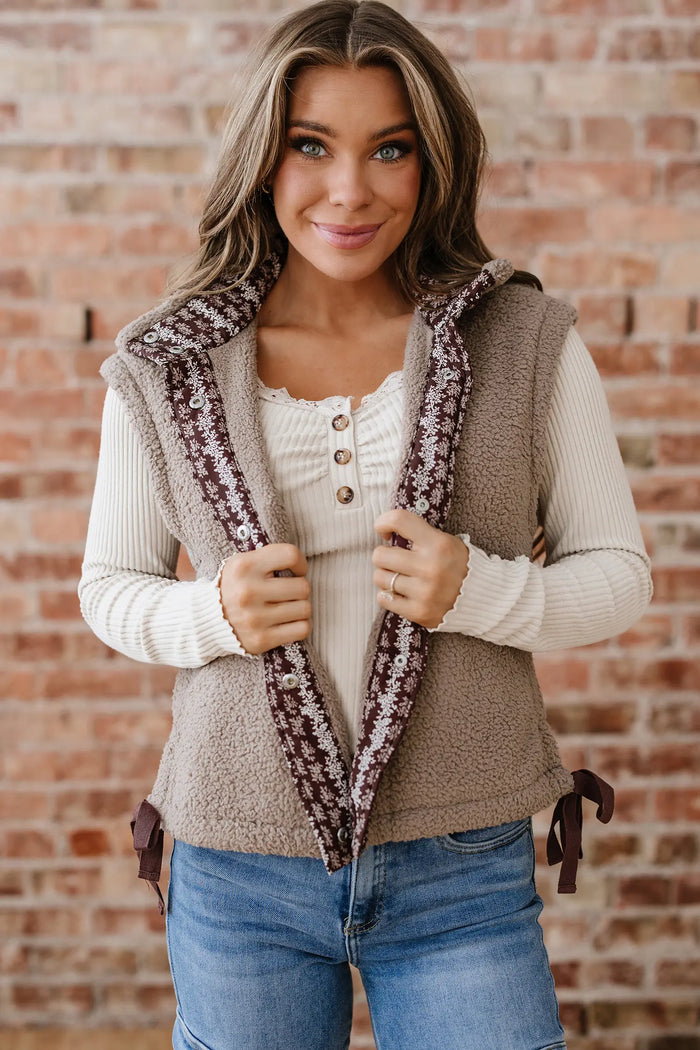 Side Bows Sherpa Fleece Vest – Goat