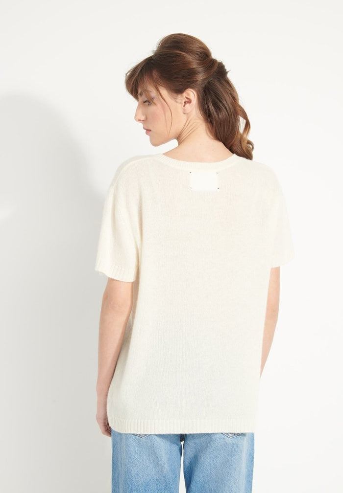 AVA 8 T shirt en cachemire déjaugé col rond manches courtes avec imprimé "FLOWER CHILD" blanc écru