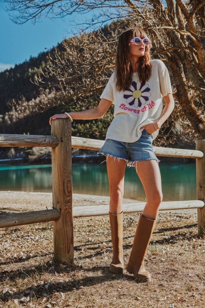 AVA 8 T shirt en cachemire déjaugé col rond manches courtes avec imprimé "FLOWER CHILD" blanc écru