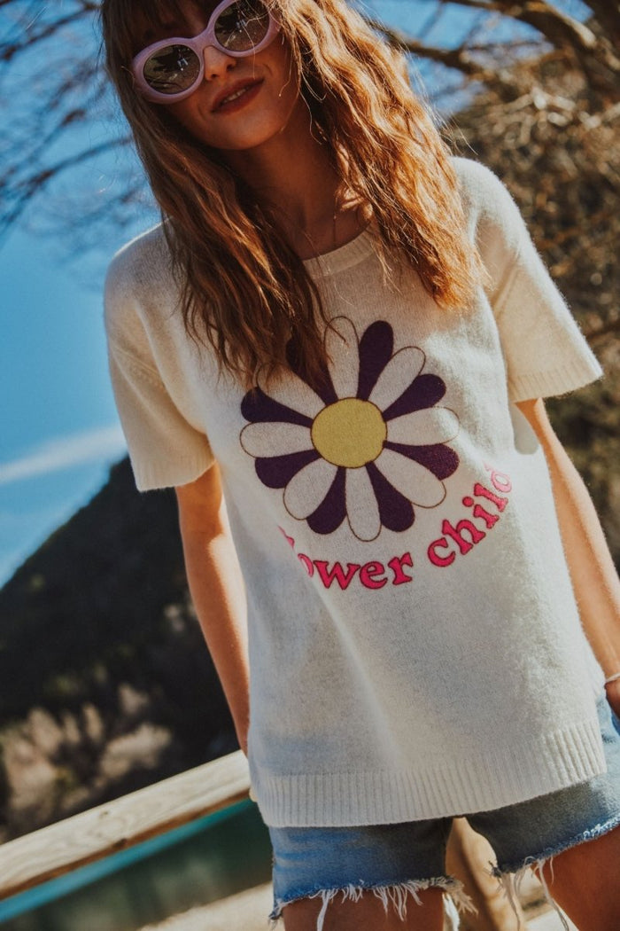 AVA 8 T shirt en cachemire déjaugé col rond manches courtes avec imprimé "FLOWER CHILD" blanc écru