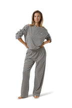 Model Nicola is 5'9" and wears a size S.