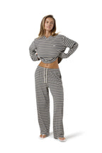 Model Nicola is 5'9" and wears a size S.