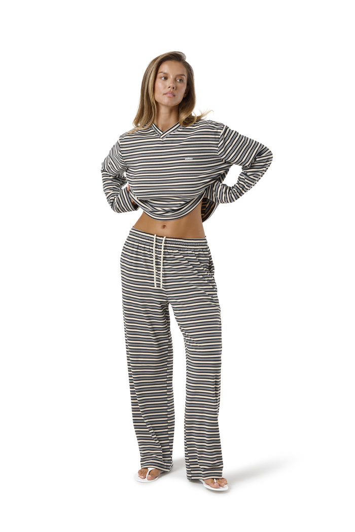 Model Nicola is 5'9" and wears a size S.